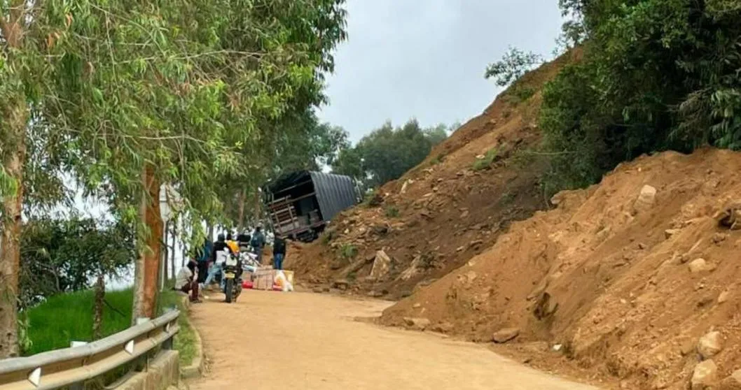 Derrumbe en vía de Antioquia tiene a más de 300 vehículos afectados