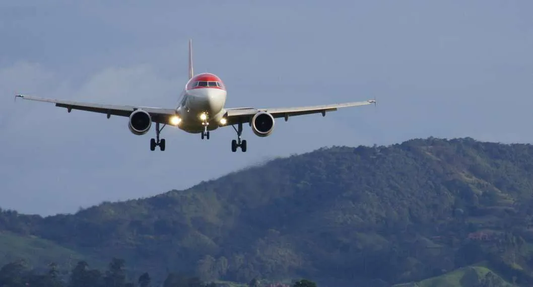 Foto de avión en el aire, en nota de precios de vuelos en Colombia: buscan bajarlos con pedido para Gobierno de Petro