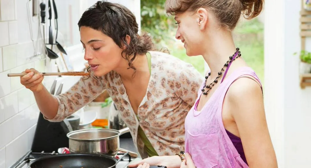 Personas haciendo salsa de tomate casera a propósito de cómo hacerla con solo un par de ingredientes.