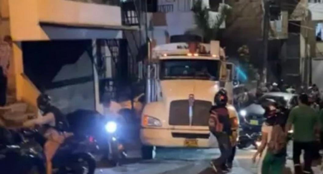En Medellín se registó un lamentable accidente, en el que un camió de basuras peridó el control y terminó llevándose 2 vidas. Acá, los detalles.
