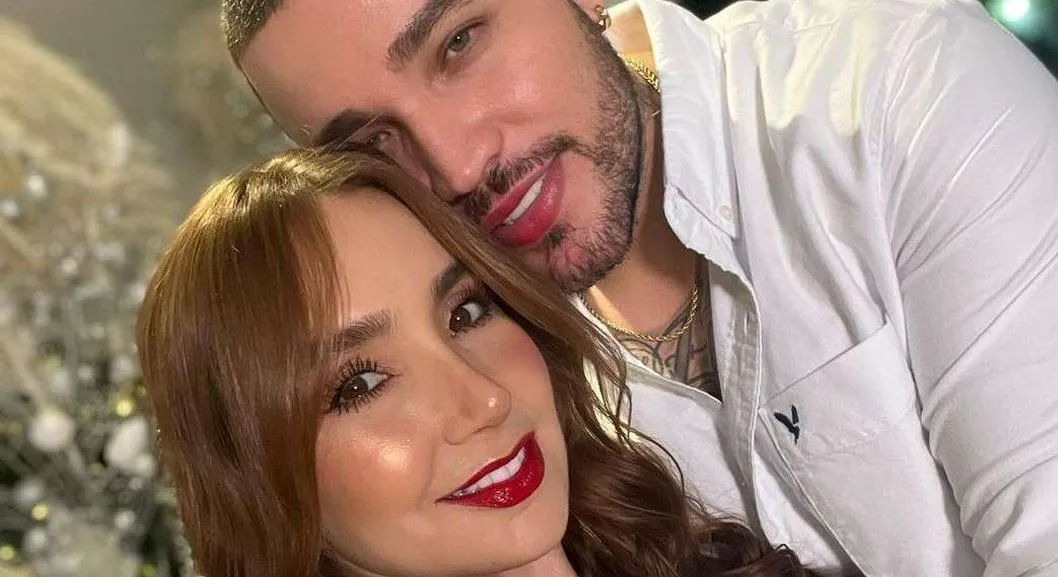 Foto de Paola Jara y Jessi Uribe, en nota de que la cantante estaría embarazada de su esposo, según Lo sé todo, que dio pruebas