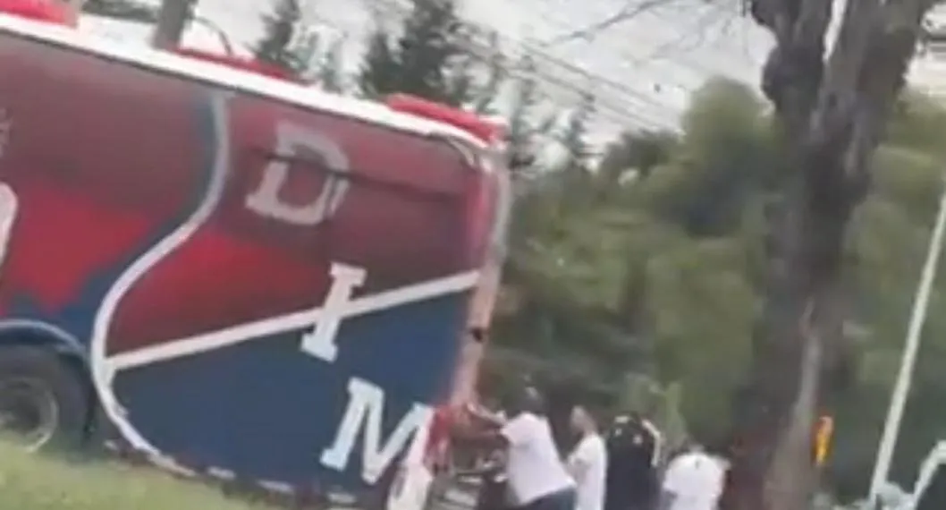 Bus del Independiente Medellín se varó y les tocó bajarse a los jugadores a empujar el vehículo.