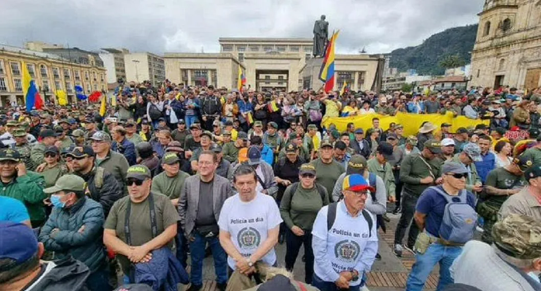 Reservas de FF. MM. en la Plaza de Bolívar de Bogotá, protestando contra Gustavo Petro.
