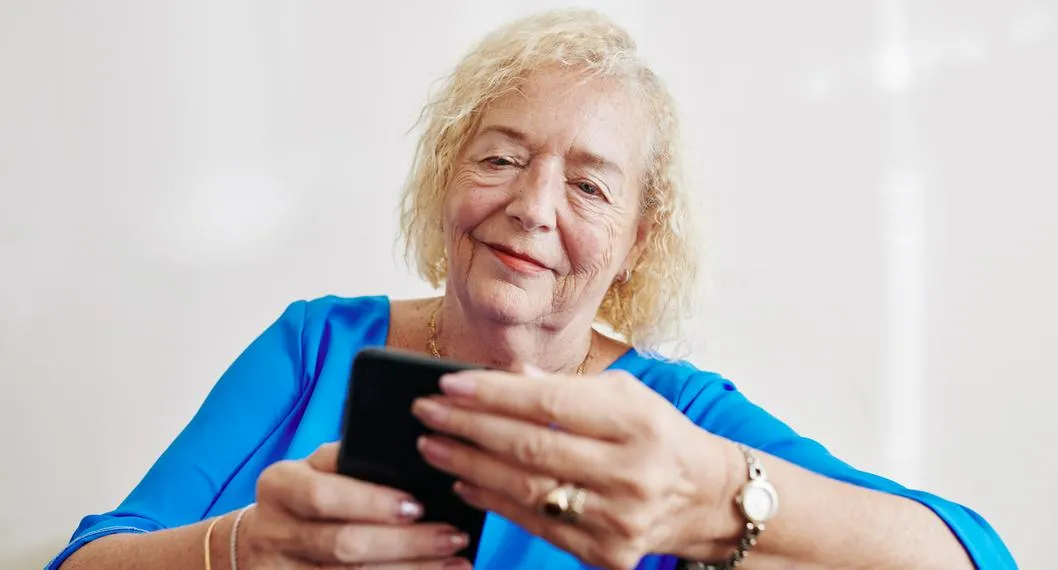 Abuela en el teléfono a propósito de la fama de Facebook como la 'app' para gente mayor.