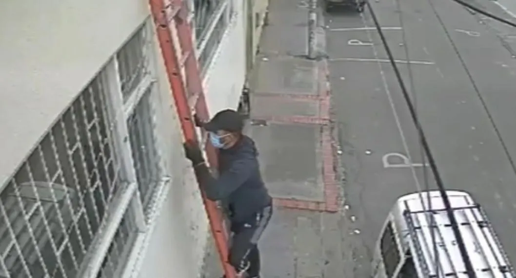 Ladrón se metió a robar en casa de Bogotá y se cayó por unas escaleras justo cuando iba a escaparse de la vivienda. El hombre tuvo varios golpes. 