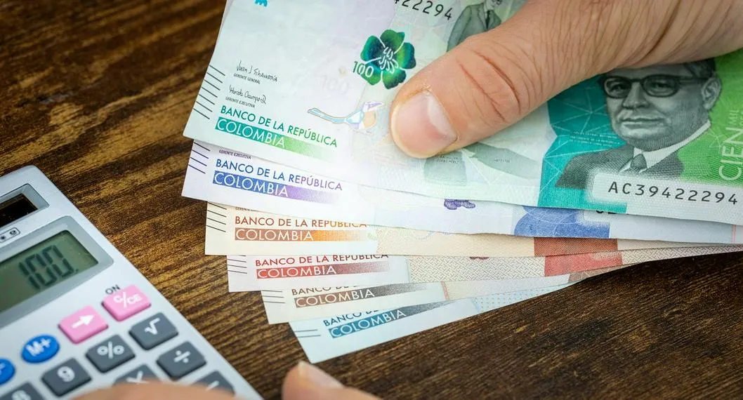 Dinero y calculadora. En relación con alivio para los morosos del impuesto de Alumbrado Público.