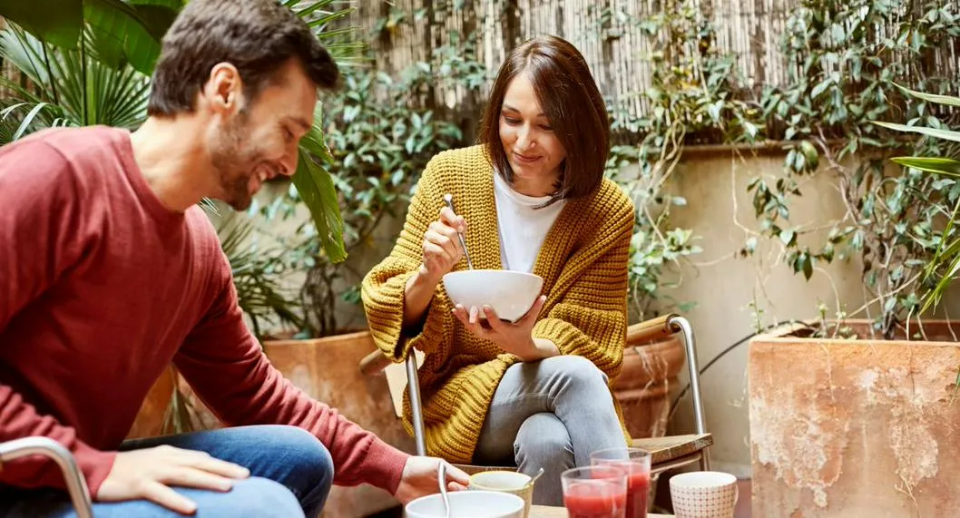 Personas desayunando a propósito de cuál es la mejor comida para la mañana, según ChatGPT.