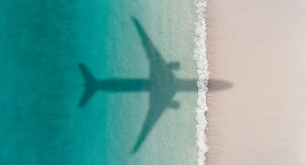 Foto de avión sobre el mar a propósito de pasajera sin pasaporte que subieron en vuelo a Jamaica, pero iba a Florida