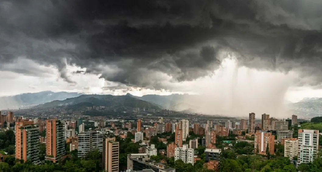 Medellín hoy: en aguaceros se registraron 19 descargas eléctricas, sin daños