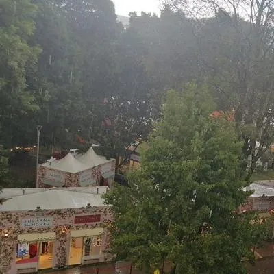 Lluvia en Bogotá hoy: cómo fue el aguacero que dañó evento en el Parque de la 93.