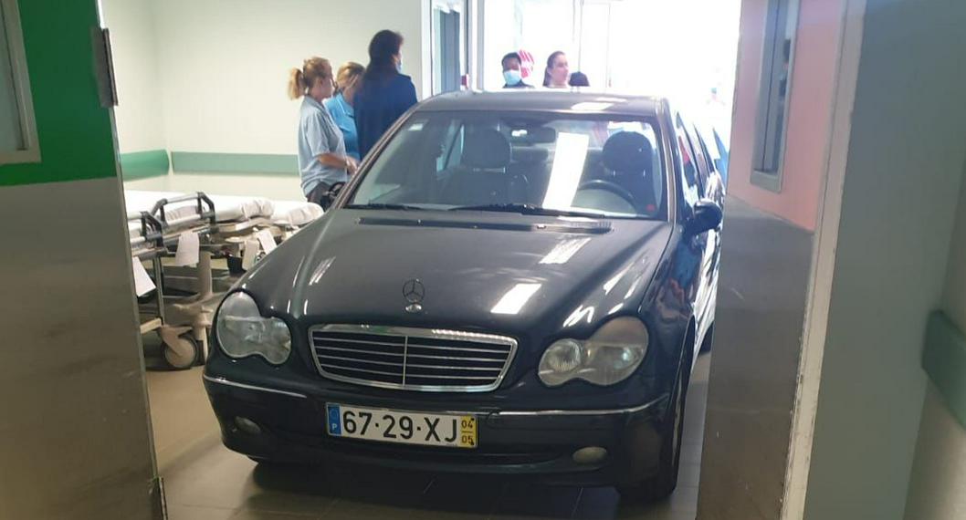 Foto de Hombre chocó su carro contra hospital