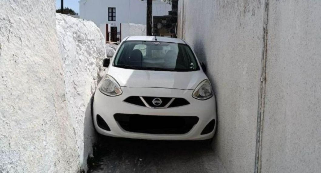 Turista en Grecia se tiró paseo por dárselas de vivo y dejó carro en callejón