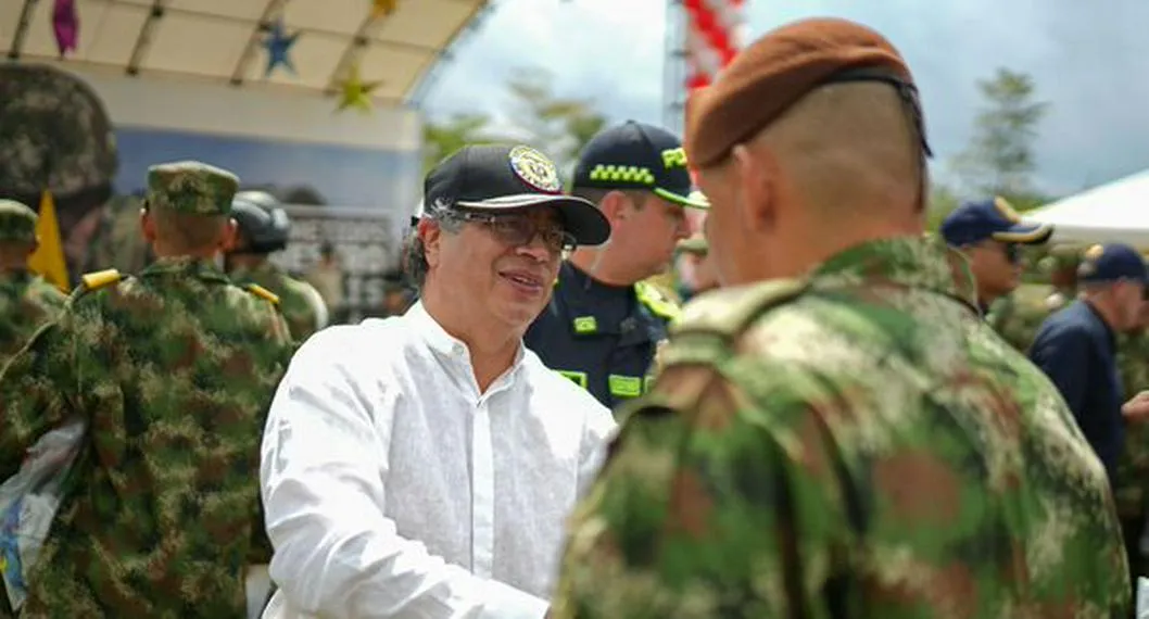 Gustavo Petro en Saravena junto a militares, luego de que reservistas de las Fuerzas Militares protestaran en su contra y se hablara de un defenestro.