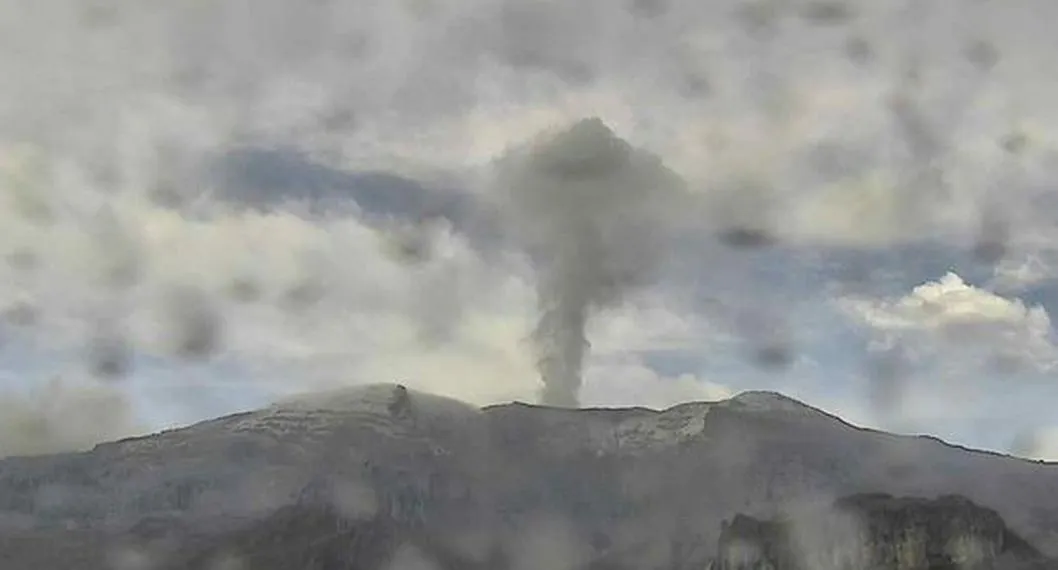 El volcán Nevado del Ruiz volvió a registrar aumento de sismos y, además, en Manizales reportaron olor a azufre y más caída de ceniza.