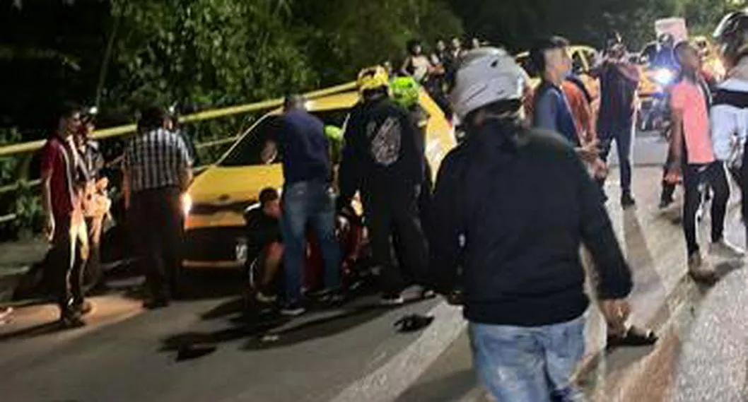 En Armenia, Quindío, taxistas arriesgaron sus vidas para detener a tres jóvenes delincuentes armados. Un conductor resultó herido.