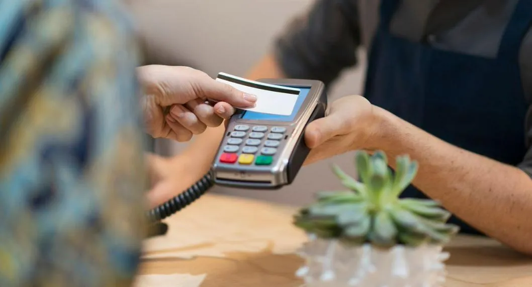 Foto de pago en tienda a propósito de cuáles son los códigos de rechazo para tarjetas de crédito
