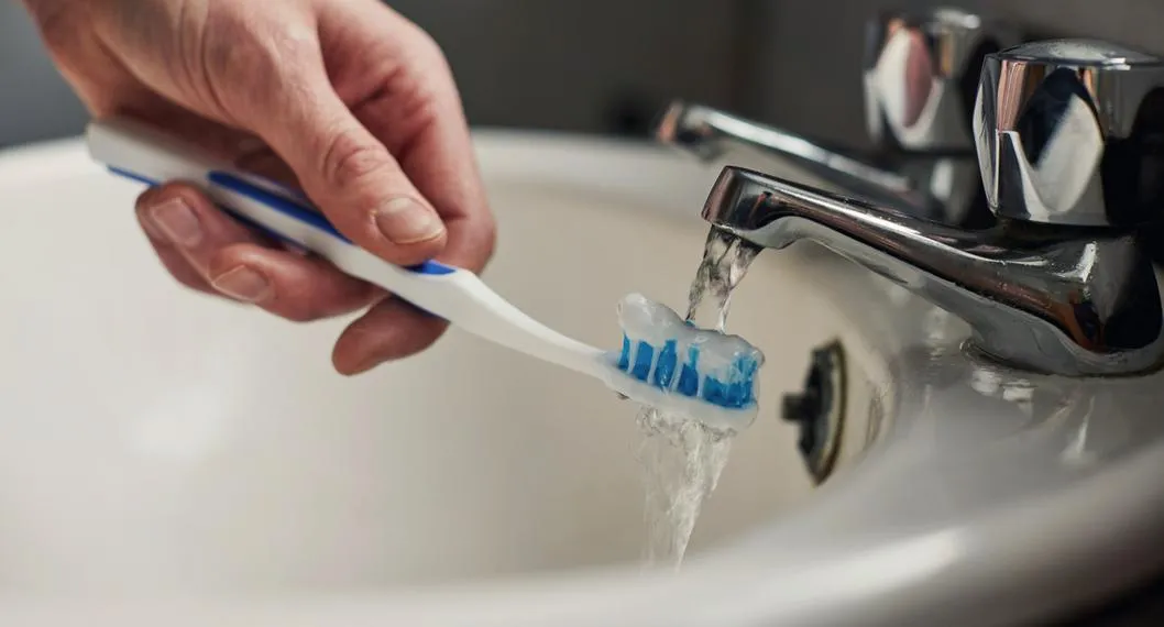 Cómo usar cepillos de dientes para limpiar.