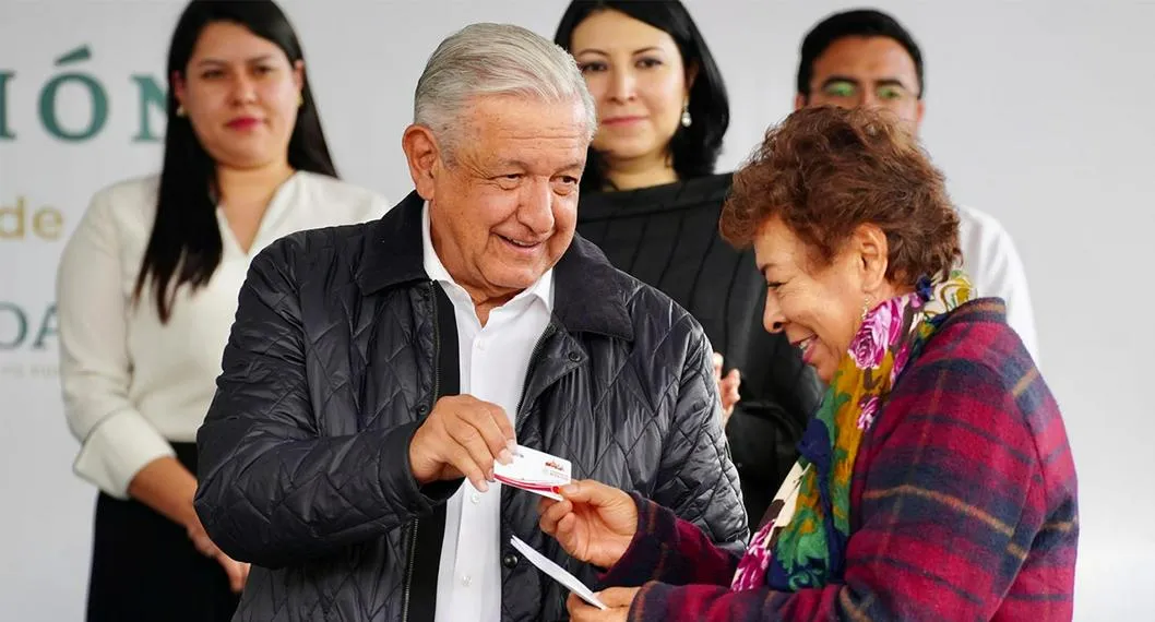 Andrés Manuel López Obrador entregando pensión en evento público