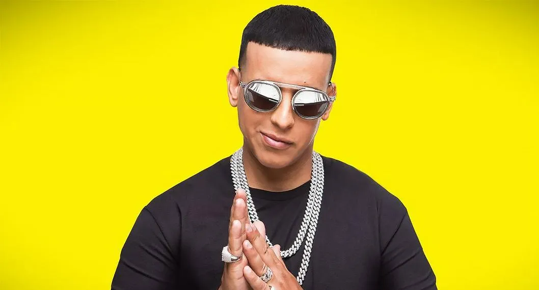 Daddy Yankee posando en imagen publicitaria