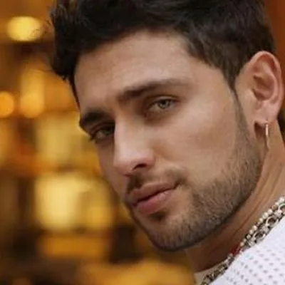 El actor Carlos Báez habría sido visto con una mujer en varias oportunidades y, al parecer, sería su nueva pareja, según confirmó un programa del canal RCN