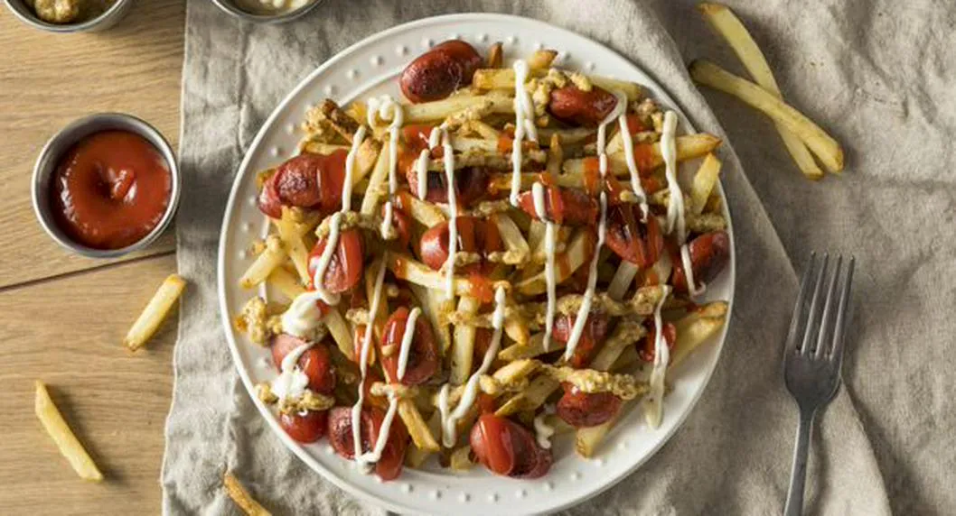 Salchipapa. En relación con con el evento en que se vende este plato.