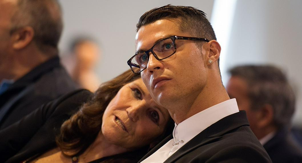 La mamá de Cristiano Ronaldo fue acusada por un medio internacional de hacerle brujería a Georgina Rodríguez y salió a aclarar la situación.