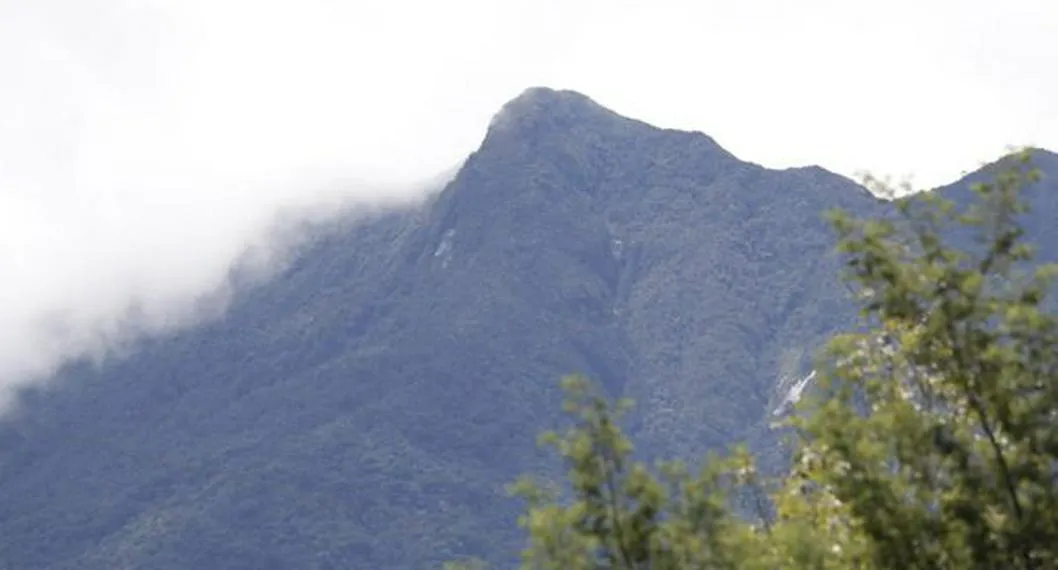 El Servicio Geológico dio pistas sobre los gases que salen de las montañas cercas al volcán Cerro Bravo. Acá, de qué se trata este fenómeno.