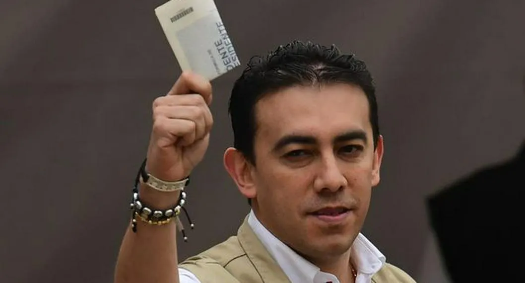 Alexander Vega, Registrador Nacional muestra su tarjetn electoral.