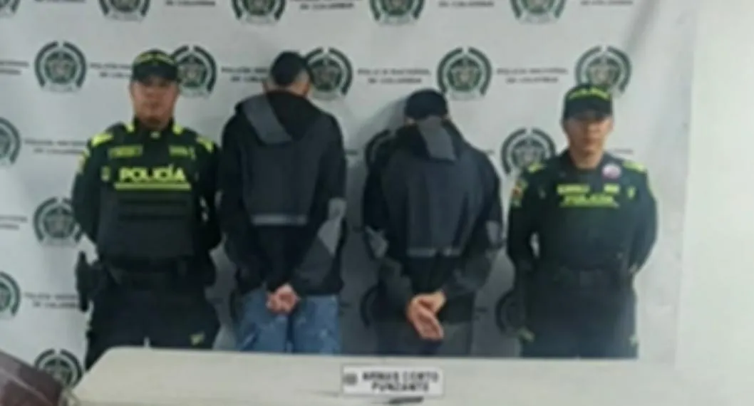 Familia en Bogotá fue asaltada por banda de ladrones, que les robaron su carro cuando iban entrando al garaje de su casa. Delincuentes, fueron capturados.