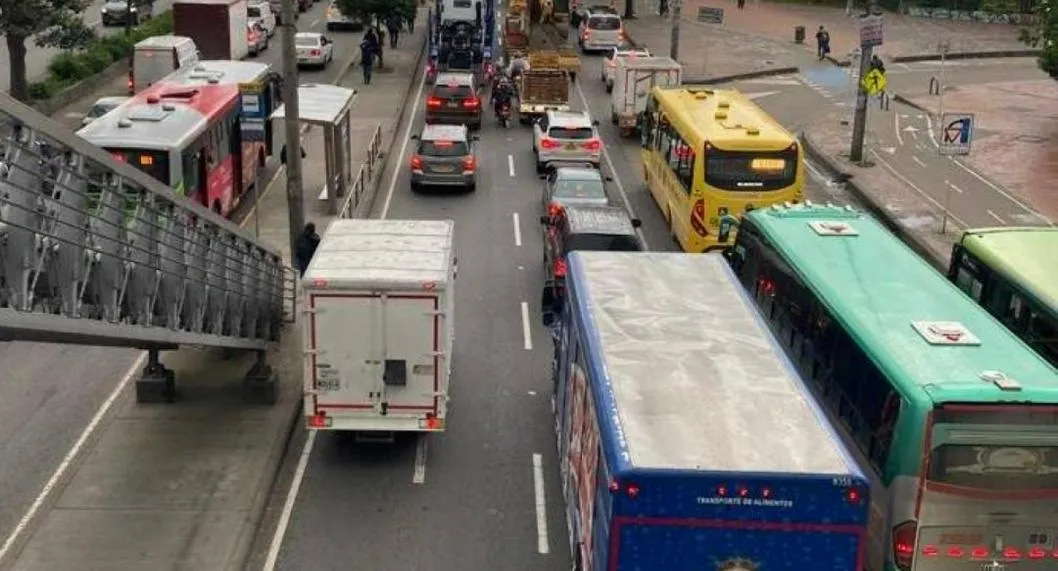 Monumental trancón en calle 80 en Bogotá por accidente entre bus y peatón tiene afectado hasta Transmilenio, que retrasó su operación. 