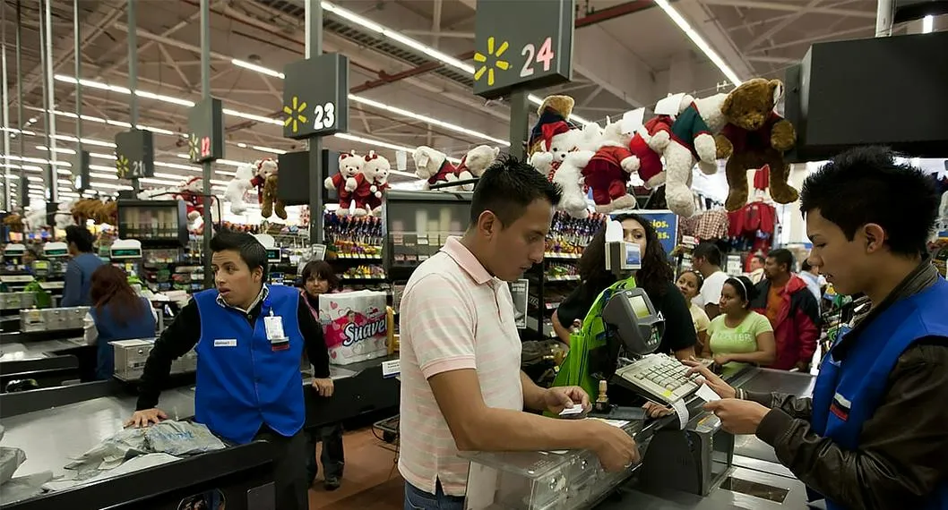 Personas pagando en los cajeros del Walmart