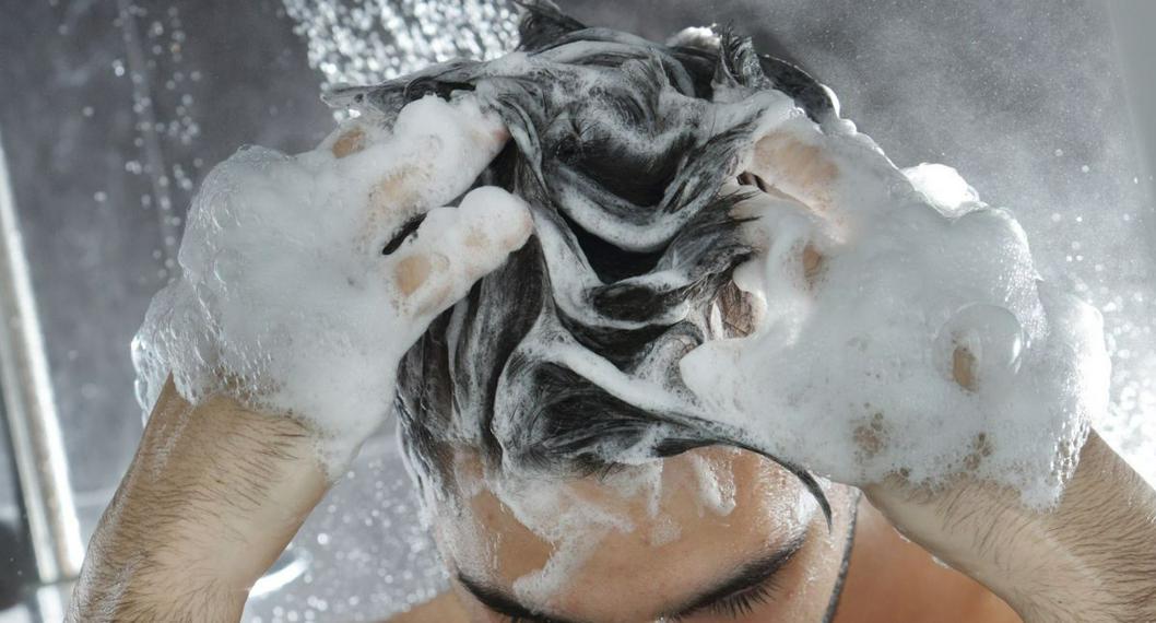 Los expertos explican qué tan recomendable es usar champú de cebolla para que el cabello crezca más rápido; beneficios y advertencias