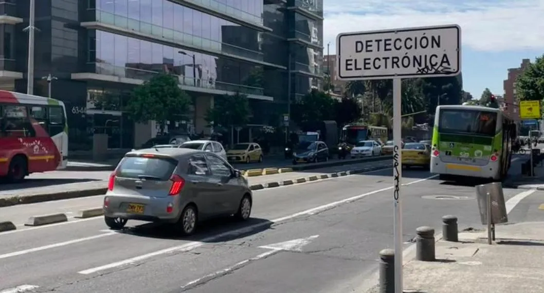 Foto de un carro a propósito de dónde se encuentran las cámaras de fotomultas en Bogotá