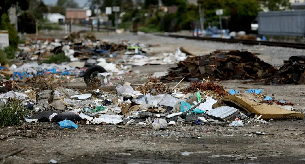 En Perú una mujer tiró a la basura más de 4 millones de pesos por error, los tenía envueltos en un pañal, pero los encontró intactos.