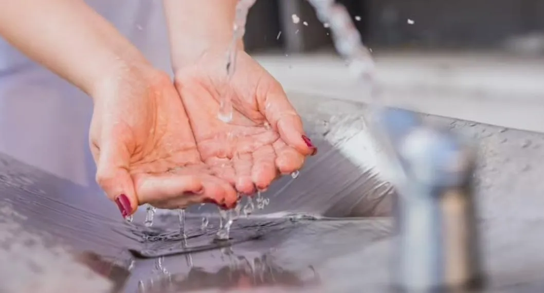 Mujer lavándose las manos.En relación con los cortes de agua en Medellín.