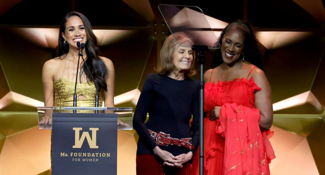 Meghan Markle recibiendo su premio Women of Vision otorgado por la Ms. Foundation for Women, que reconoció la lucha de la duquesa contra el racismo y su liderazgo por empoderar a la mujer. Su vestido dorado lo hizo la diseñadora Colombiana Johanna Ortiz