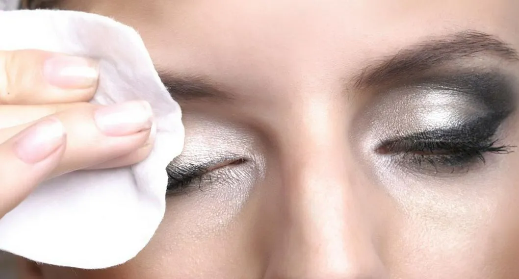 Consejos para desmaquillarse correctamente antes de dormir; acostarse con maquillaje podría hacer que la piel envejezca rápidamente