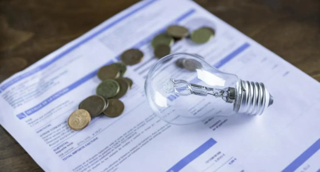 Light bill with light bulb.
Tarifas de energía en Colombia podrían congelarse en zonas que cubre EPM