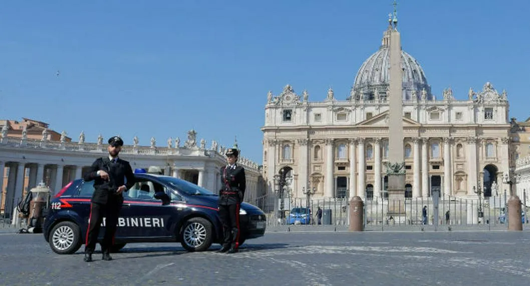 Policía en la Plaza de San Pedro, en el Vaticano, donde irrumpió un carro este 18 de mayo.