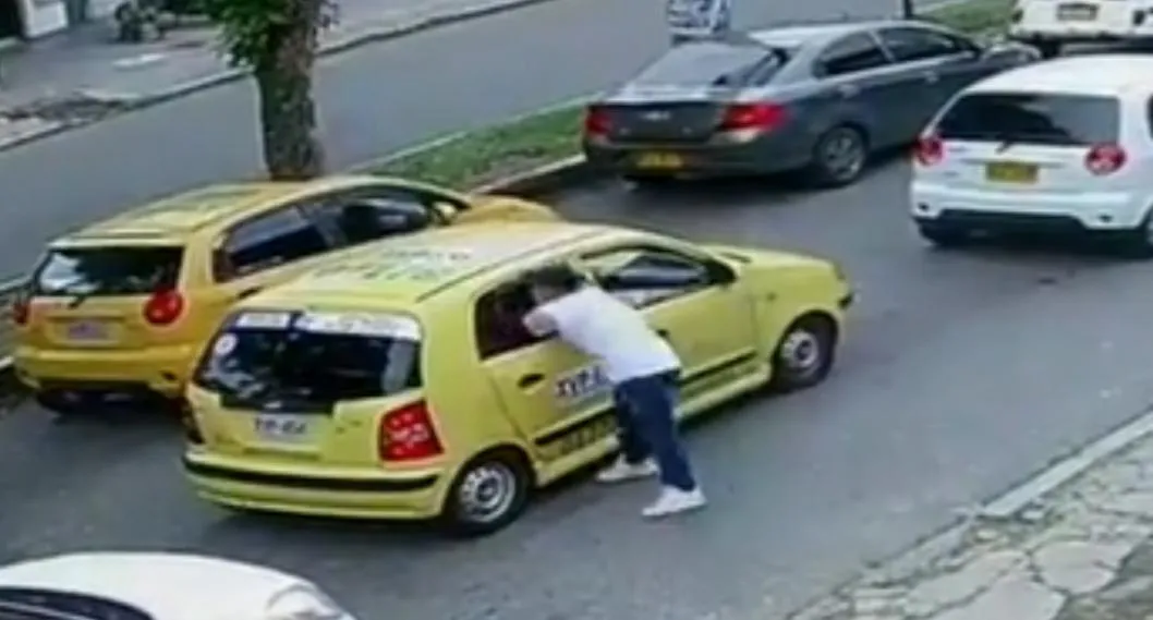 Taxista en Bogotá cobró de más a cliente por la carrera, le robó el celular y casi lo atropella. La víctima identificó las placas del vehículo y denunció. 