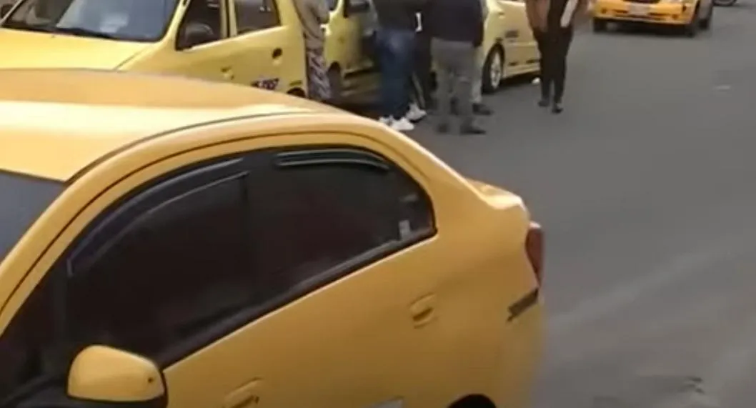 Taxista fue asesinado por sicarios en Bogotá cuando iba con pasajero. Al hombre le propinaron nueve disparos y el ocupante escapó. 