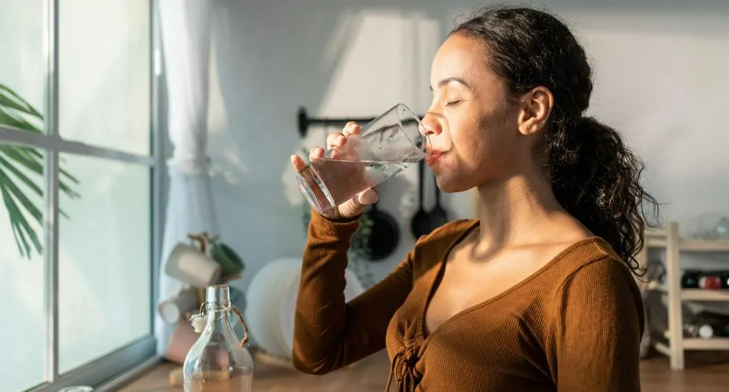 Consumir agua tibia o caliente ayudará a tratar el estreñimiento crónico. El portal Mejor con Salud habló sobre otros hábitos que se deben cambiar