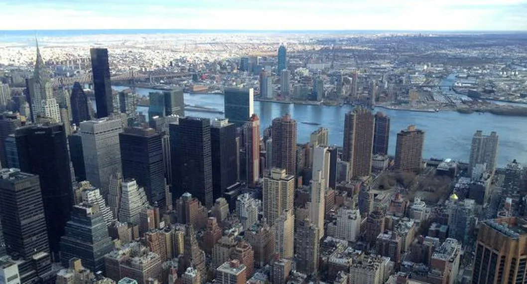 Nueva York se está hundiendo por el peso de los edificios contruidos. Se estima que el hundimiento sería de 1 o 2mm al año.Nueva York se está hundiendo por el peso de los edificios contruidos. Se estima que el hundimiento sería de 1 o 2mm al año.