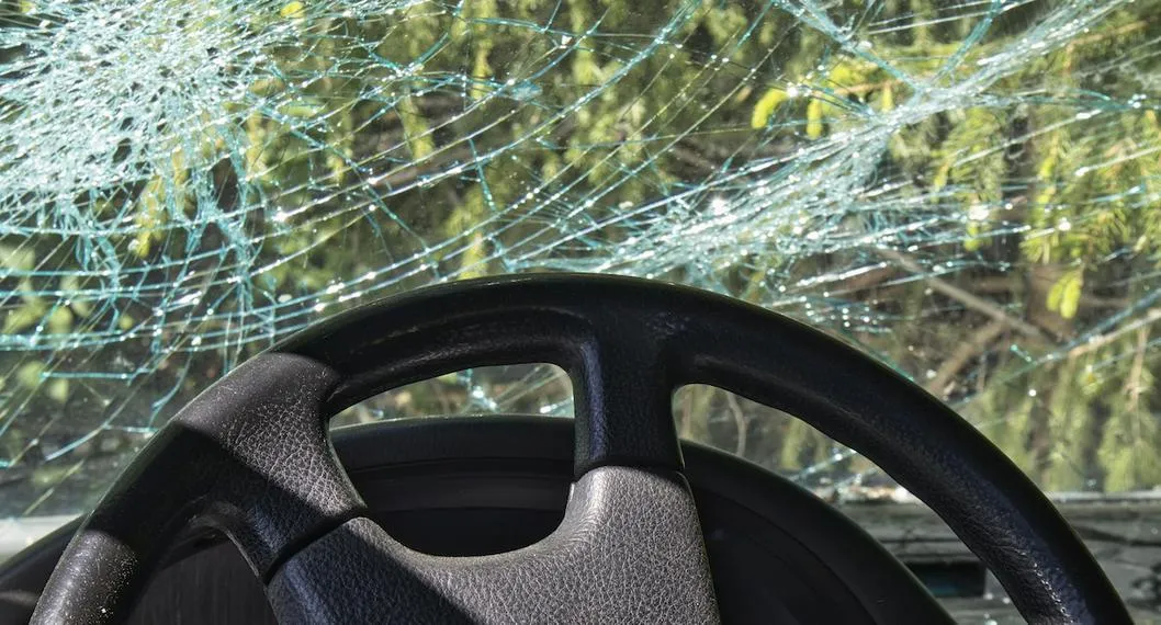 En Bucaramanga la mañana del 20 de mayo vivió un accidente a causa de un conductor que estaba al volante borracho y se chocó contra un árbol.