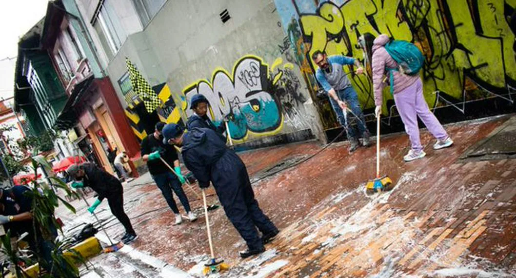 En Bogotá, cambiaron pago de multas por convivencia por restaurar calles de La Candelaria en el centro de Bogotá.