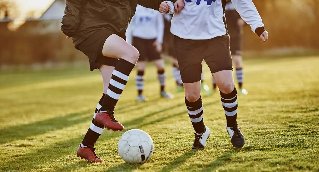 Mujeres jugando fútbol. En relación con la discriminación.