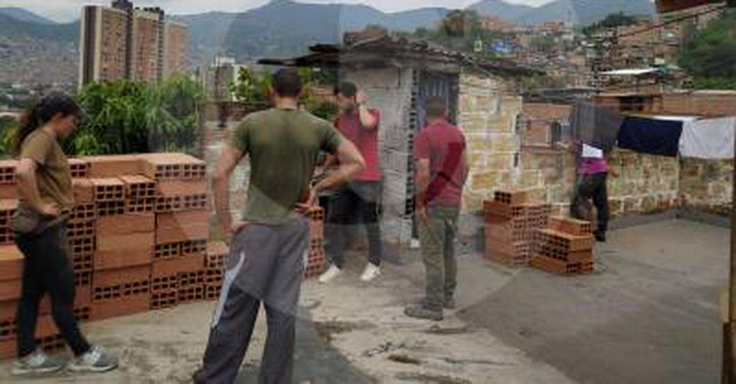 Vecinos ayudaron a construirle casa a madre soltera en la comuna 13 de Medellín