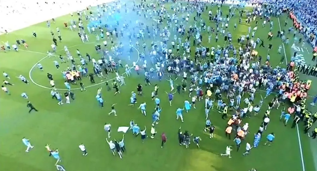 Hinchas del Manchester City, que invaden cancha para celebrar título de Liga Premier