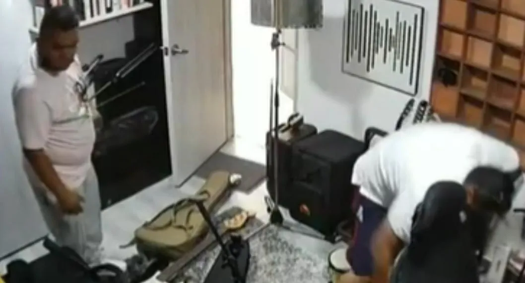 Ladrones se metieron a robar a una casa de un músico en Bogotá mientras él estaba de viaje; sin embargo, las cámaras de seguridad los espantaron. 