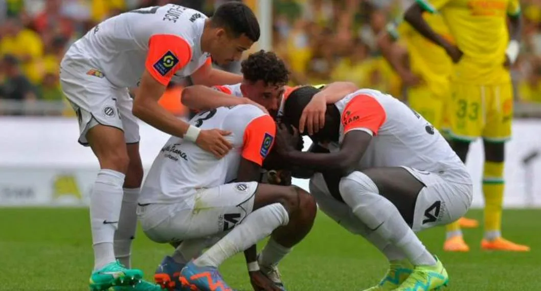 Jugadores del Montpellier consolando a Issiaga Sylla por la muerte de su madre.